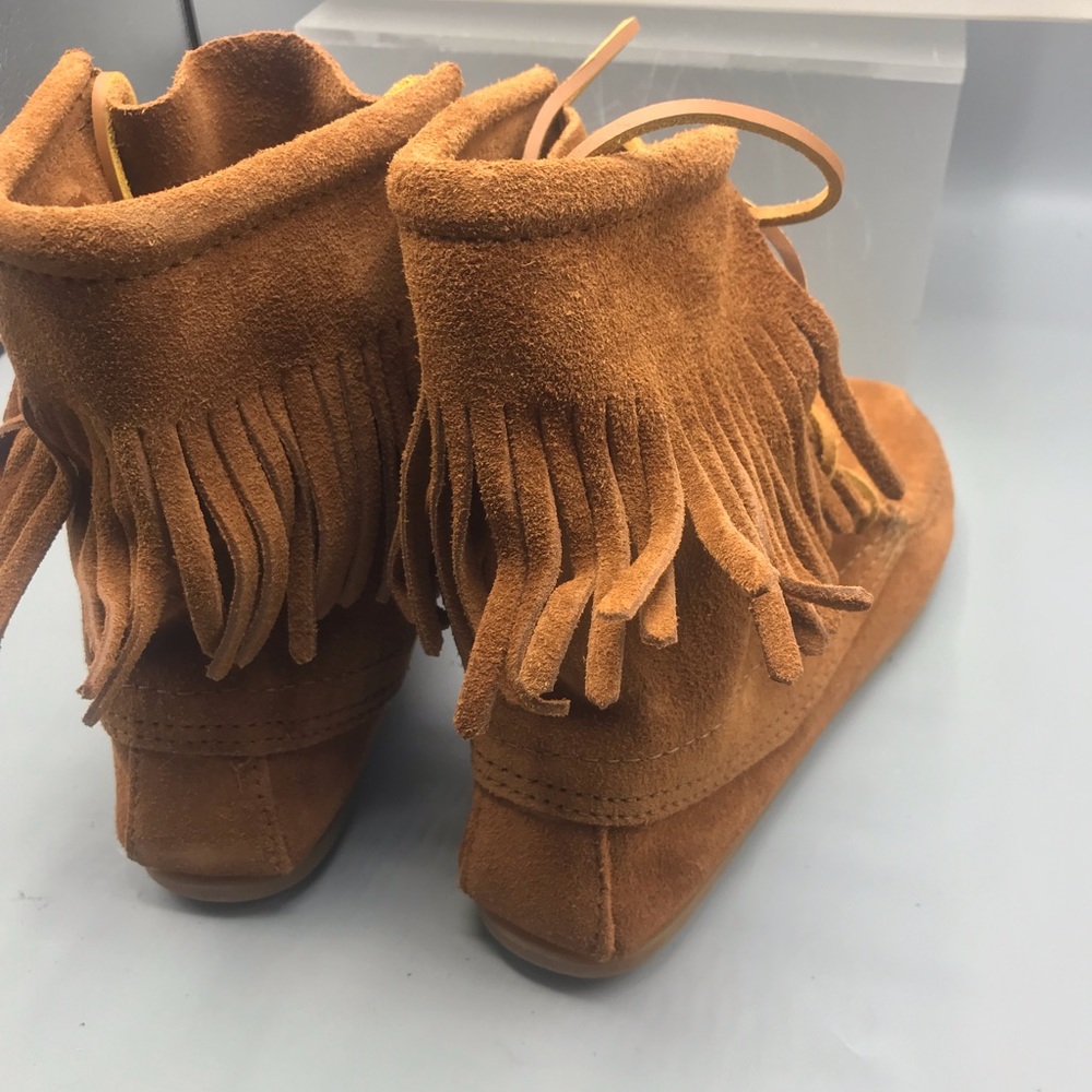 Minnetonka Moccasins Women’s Ankle Fringe Brown - Picture 5 of 7